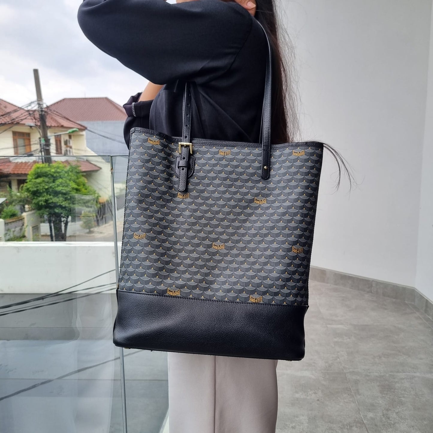 Faure Le Page Daily Battle Vertical Handbag 30 Black Size 30x8x36