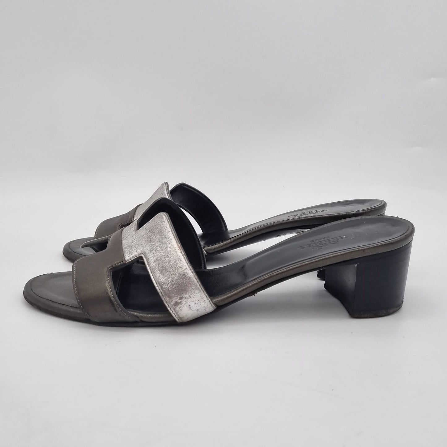 Hermes Oasis Metallic Black Sandal Size 37/24
