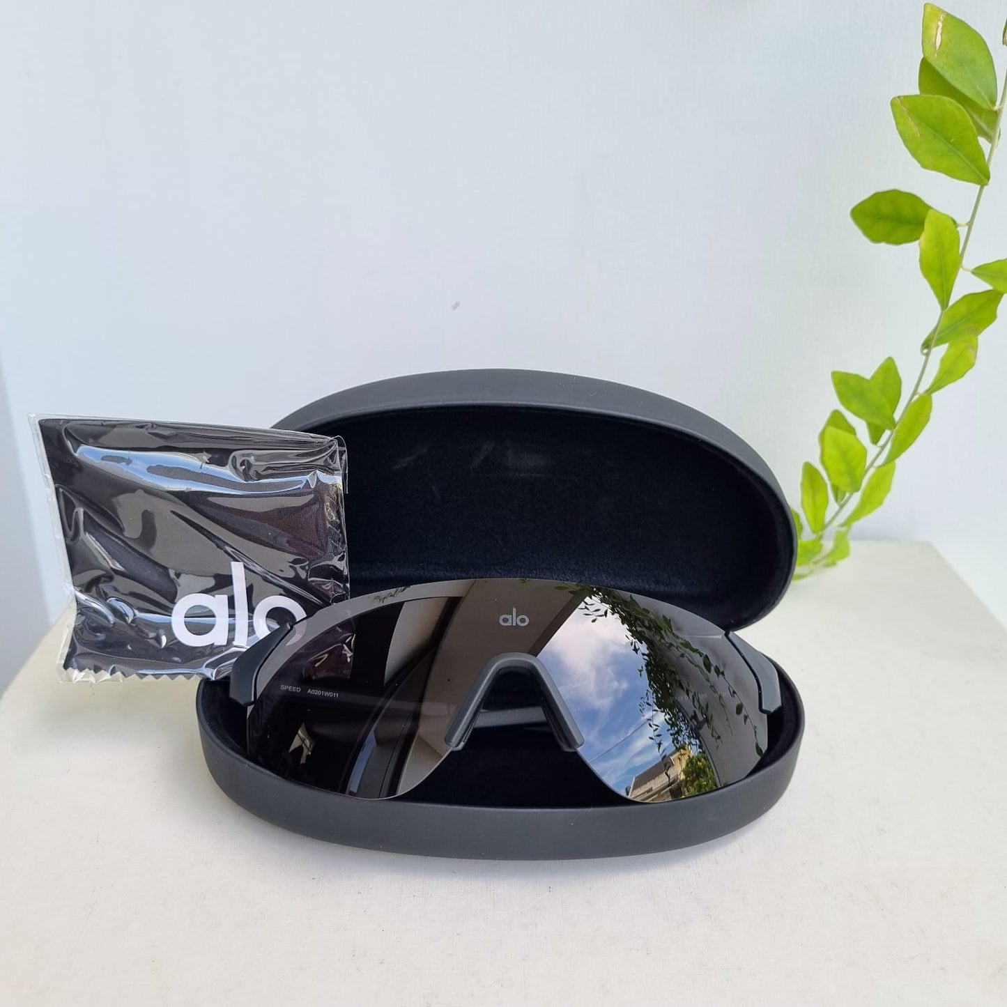 Alo Yoga Speed Sunglasses Black