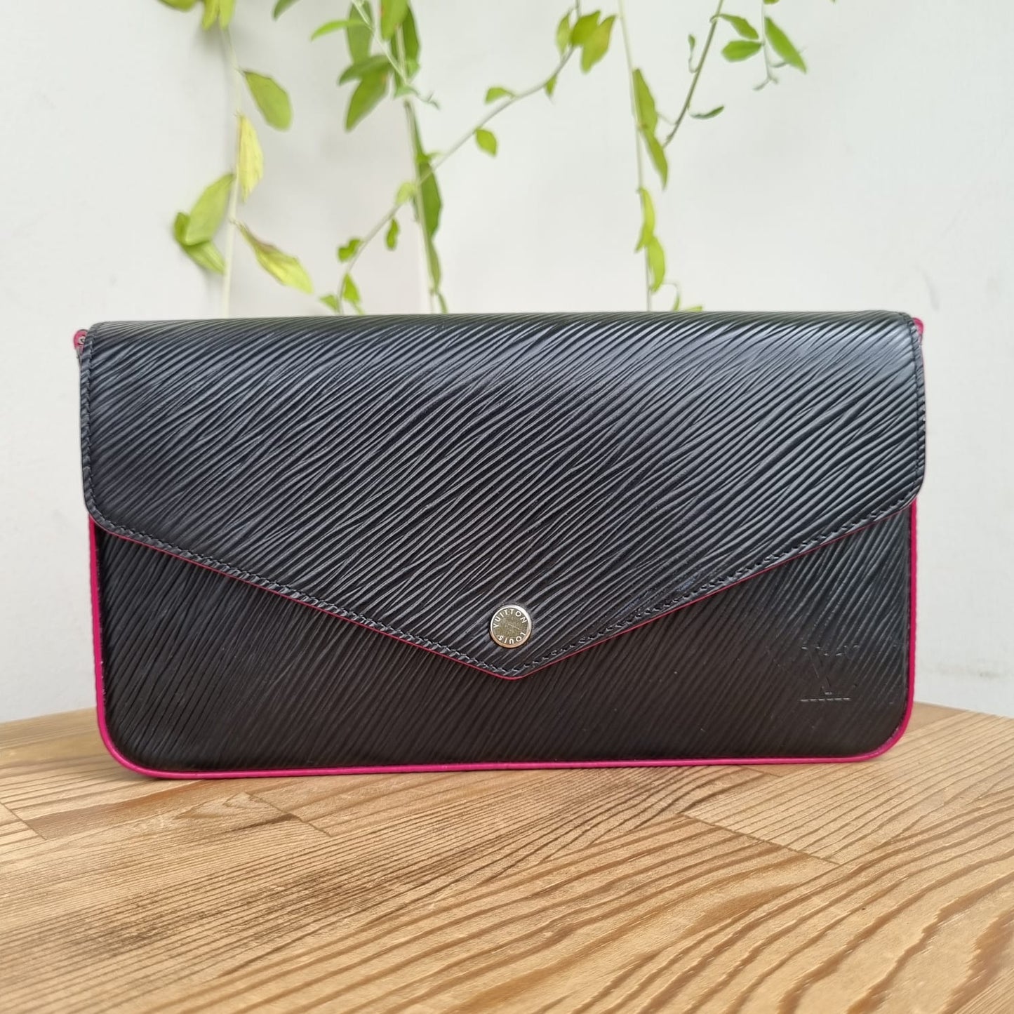Louis Vuitton Felice Epi Leather Black 2018 Size 21x3x13