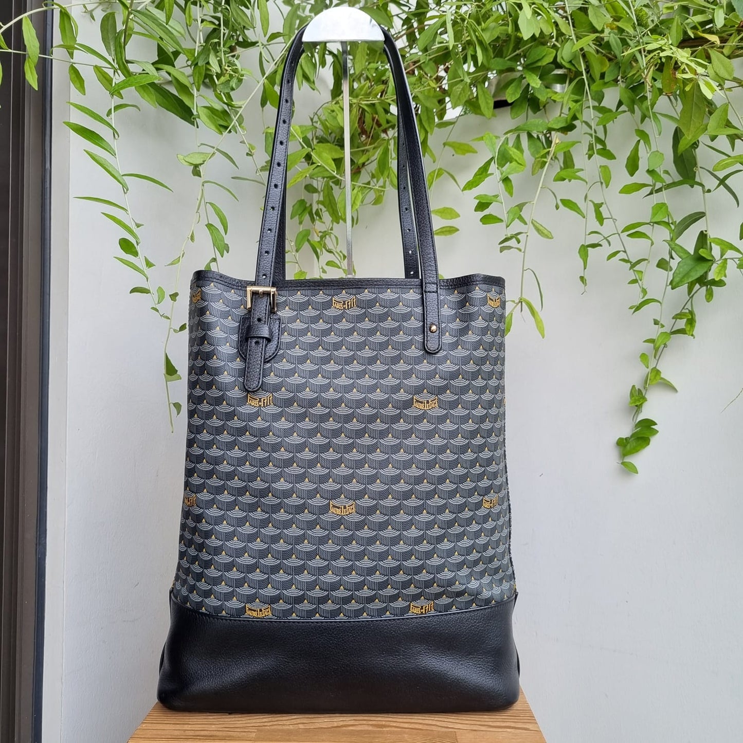 Faure Le Page Daily Battle Vertical Handbag 30 Black Size 30x8x36