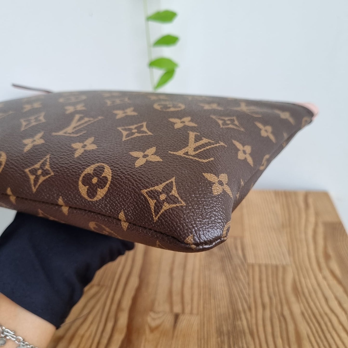 Louis Vuitton Daily Pouch Monogram 2022 Size 30x21
