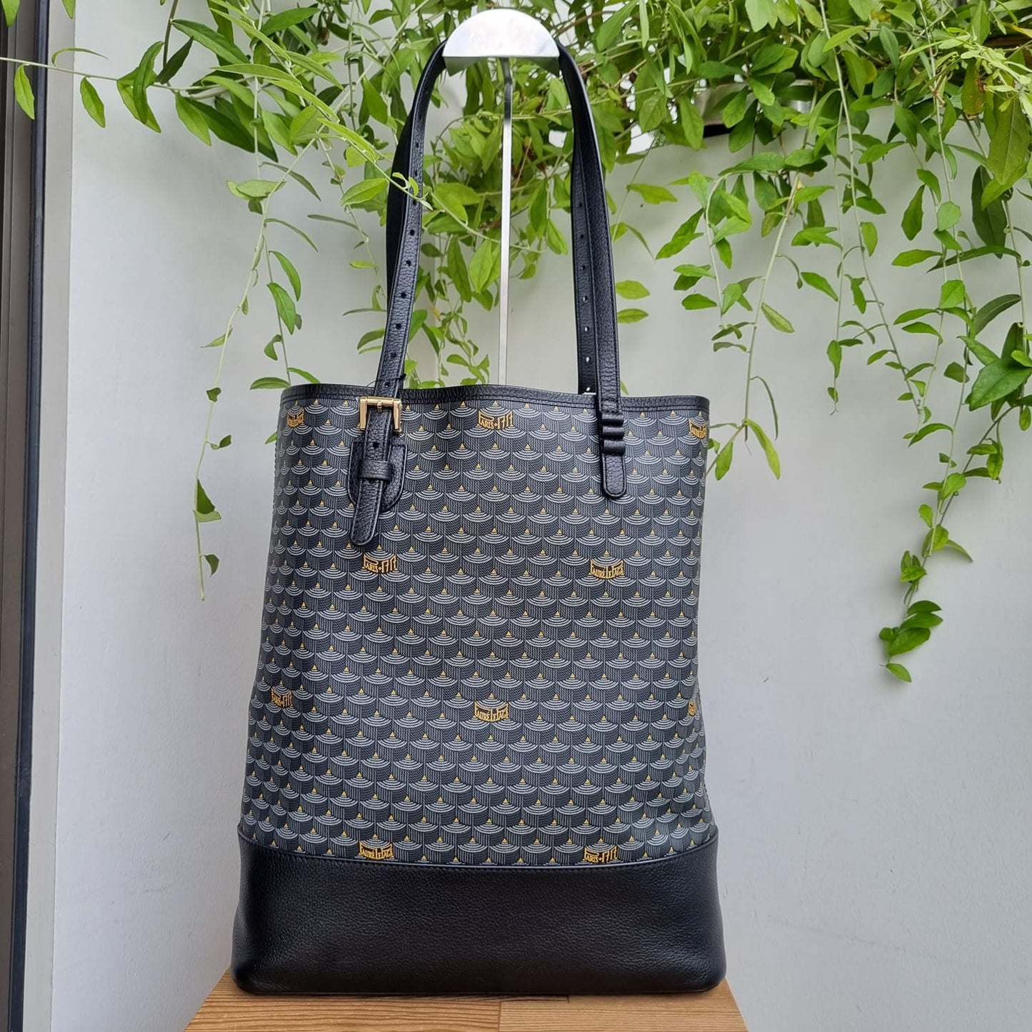 Faure Le Page Daily Battle Vertical Handbag 30 Black Size 30x8x36