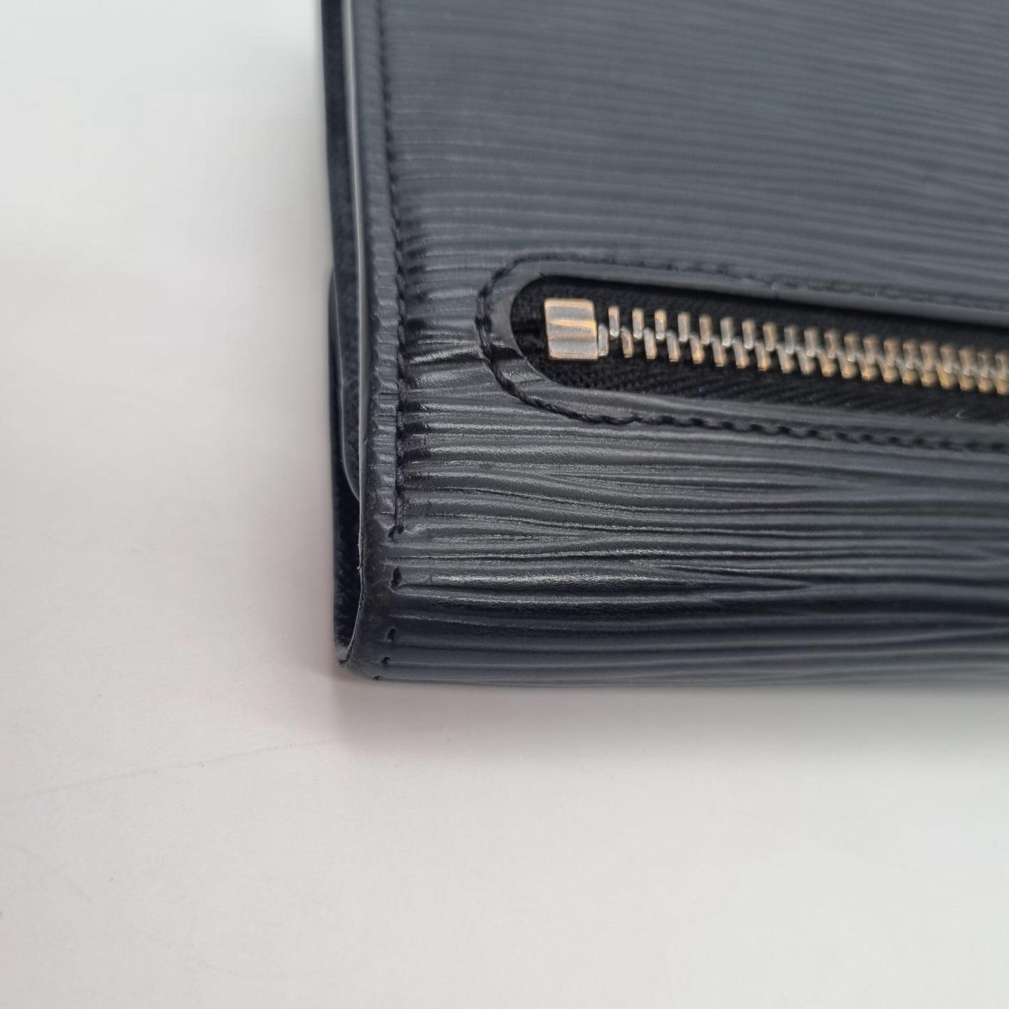 Louis Vuitton Eugine Wallet Epi Black 2008 Size 19x11