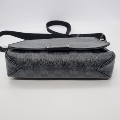 Louis Vuitton Damier Graphite Renzo Messenger Bag 2013 Size 24x6x25