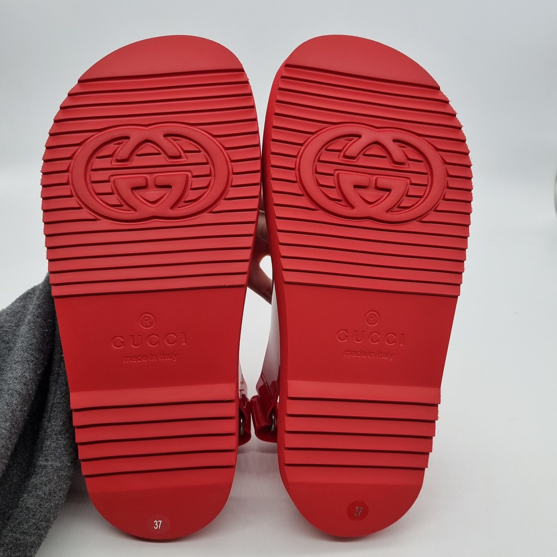 Gucci Isla Flat Sandals Red Size 37/24 – Bagloverz Caroline Gucci Isla Flat Sandals Red Size 37/24 – Bagloverz Caroline