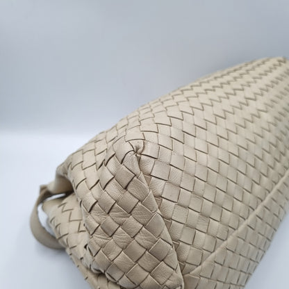 Bottega Veneta Shoulder Bag Ivory (Suede) Size 29x18x21