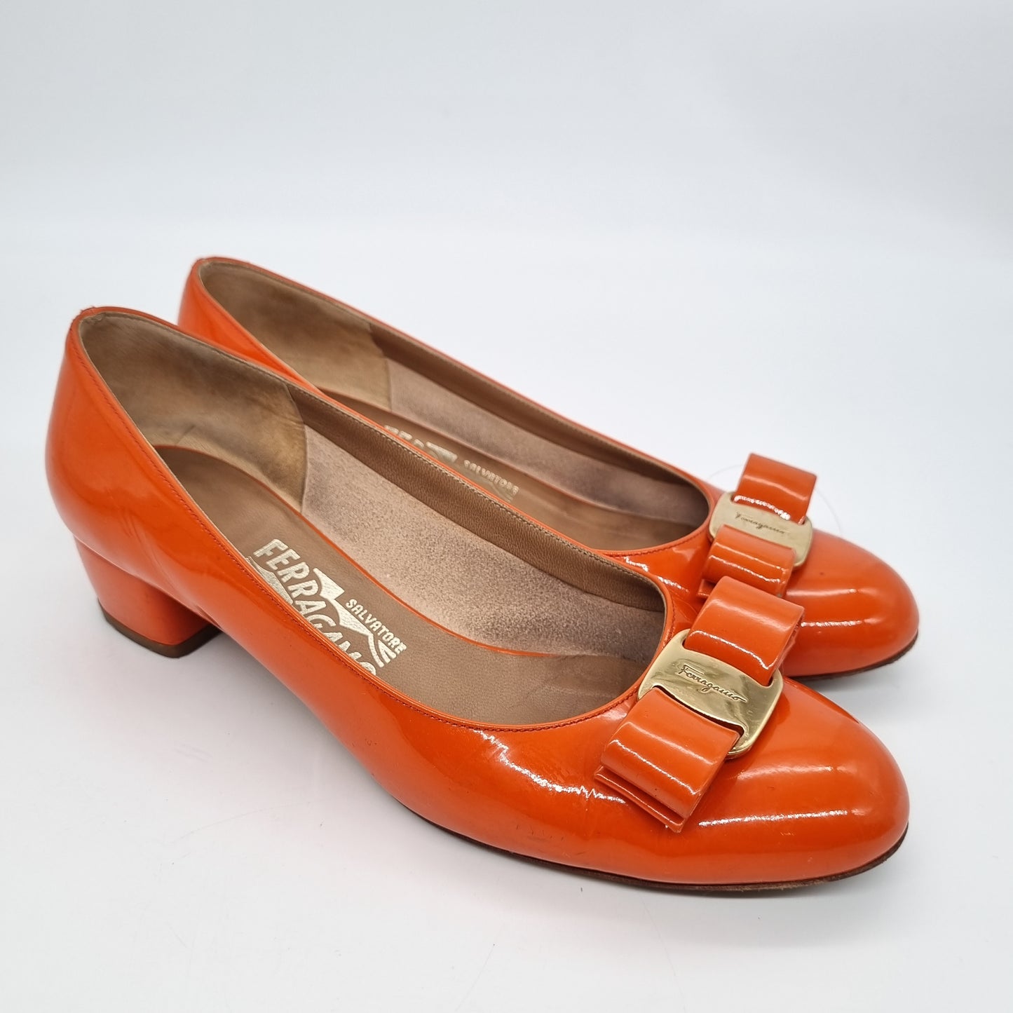 Salvatore Ferragamo Vara Patent Pump Orange Size 6,5/24