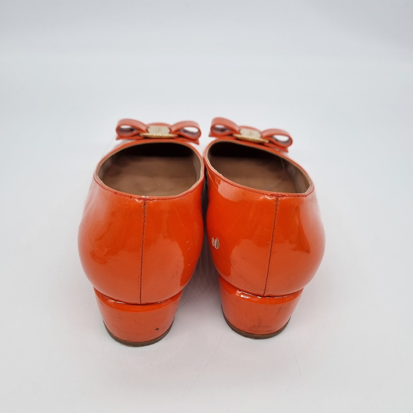 Salvatore Ferragamo Vara Patent Pump Orange Size 6,5/24