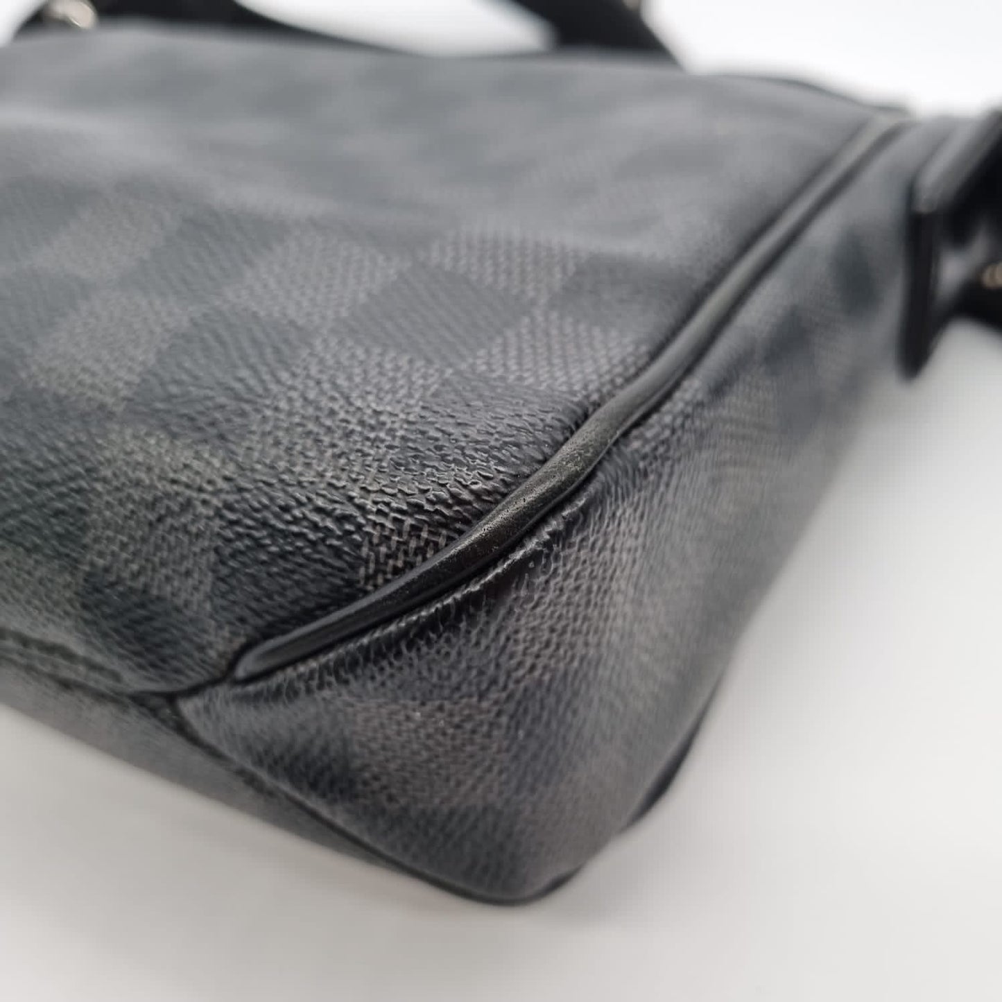 Louis Vuitton Damier Graphite Renzo Messenger Bag 2013 Size 24x6x25