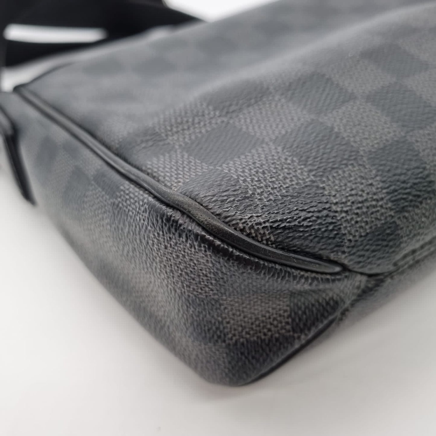 Louis Vuitton Damier Graphite Renzo Messenger Bag 2013 Size 24x6x25