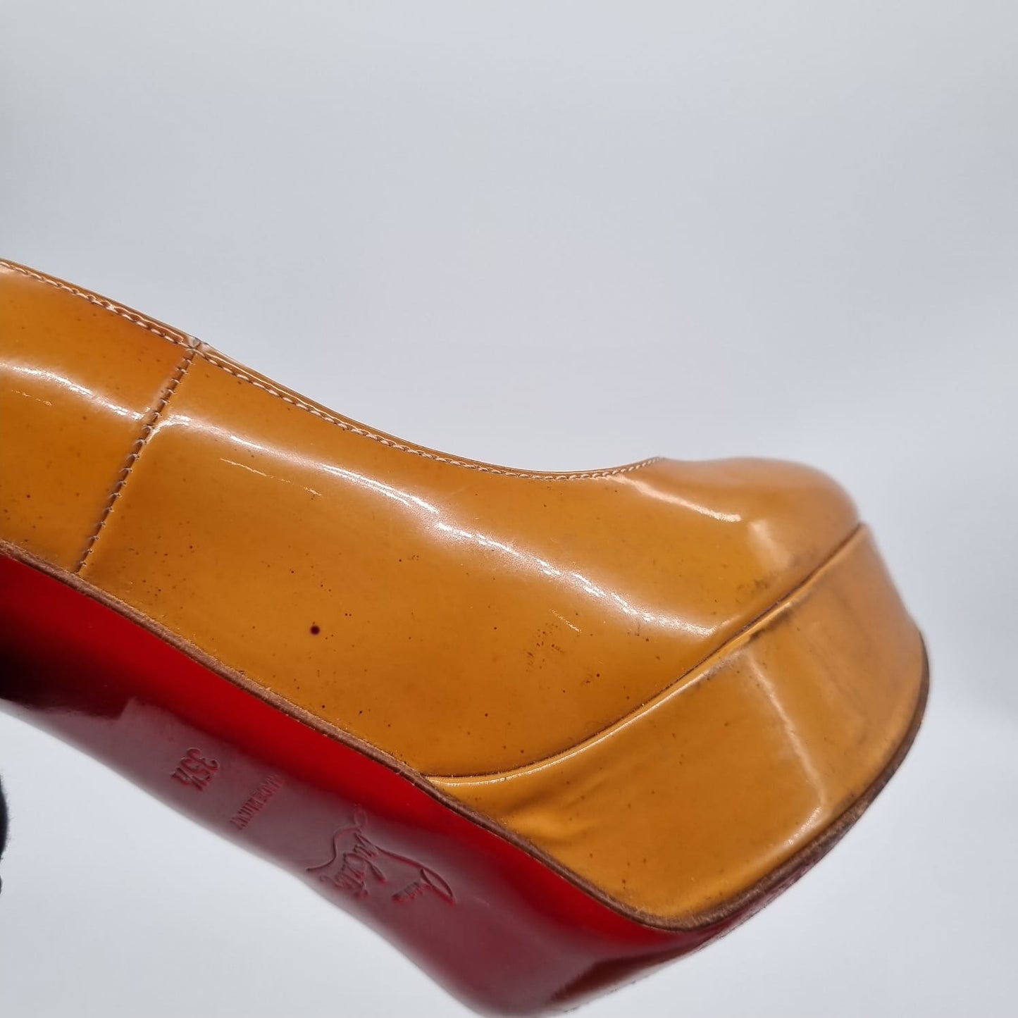 Christian Louboutin Beige Patent Leather Heels Size 35,5 insole 23