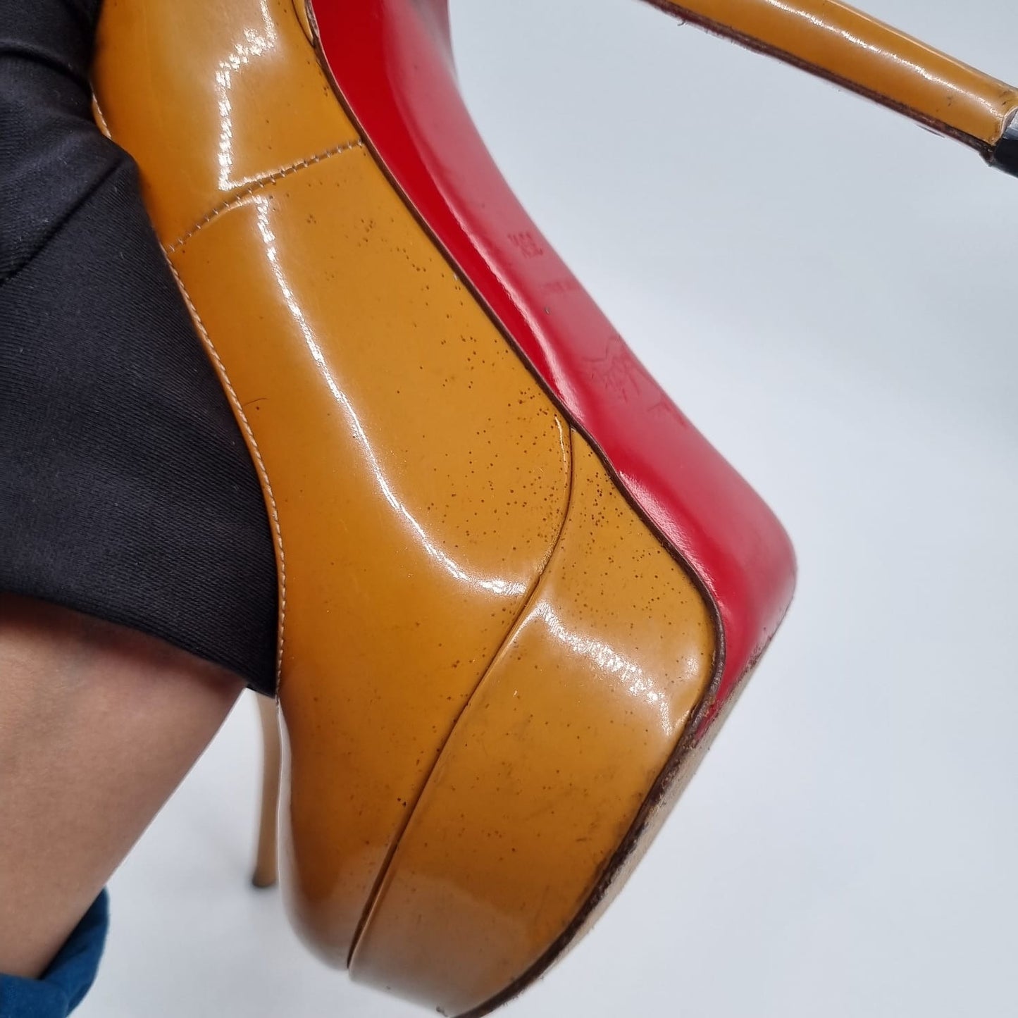 Christian Louboutin Beige Patent Leather Heels Size 35,5 insole 23