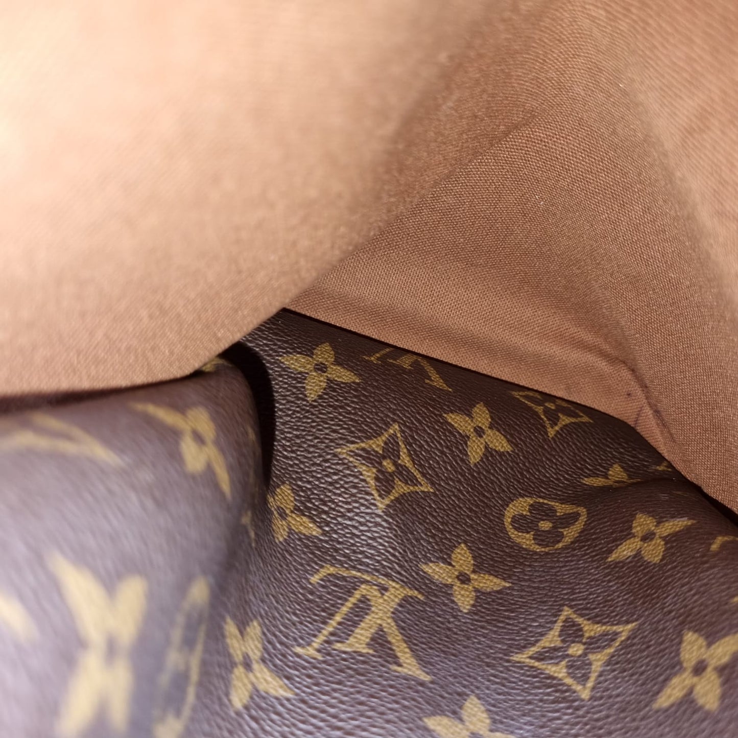 Louis Vuitton Totally Monogram MM 2010 Size 33x14x28