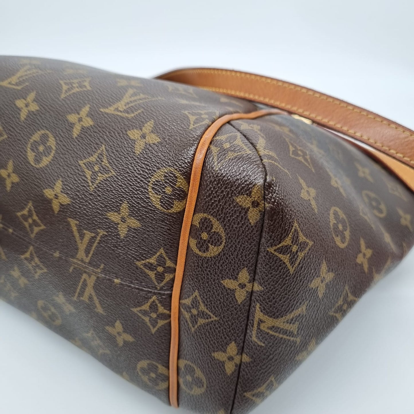 Louis Vuitton Totally Monogram MM 2010 Size 33x14x28