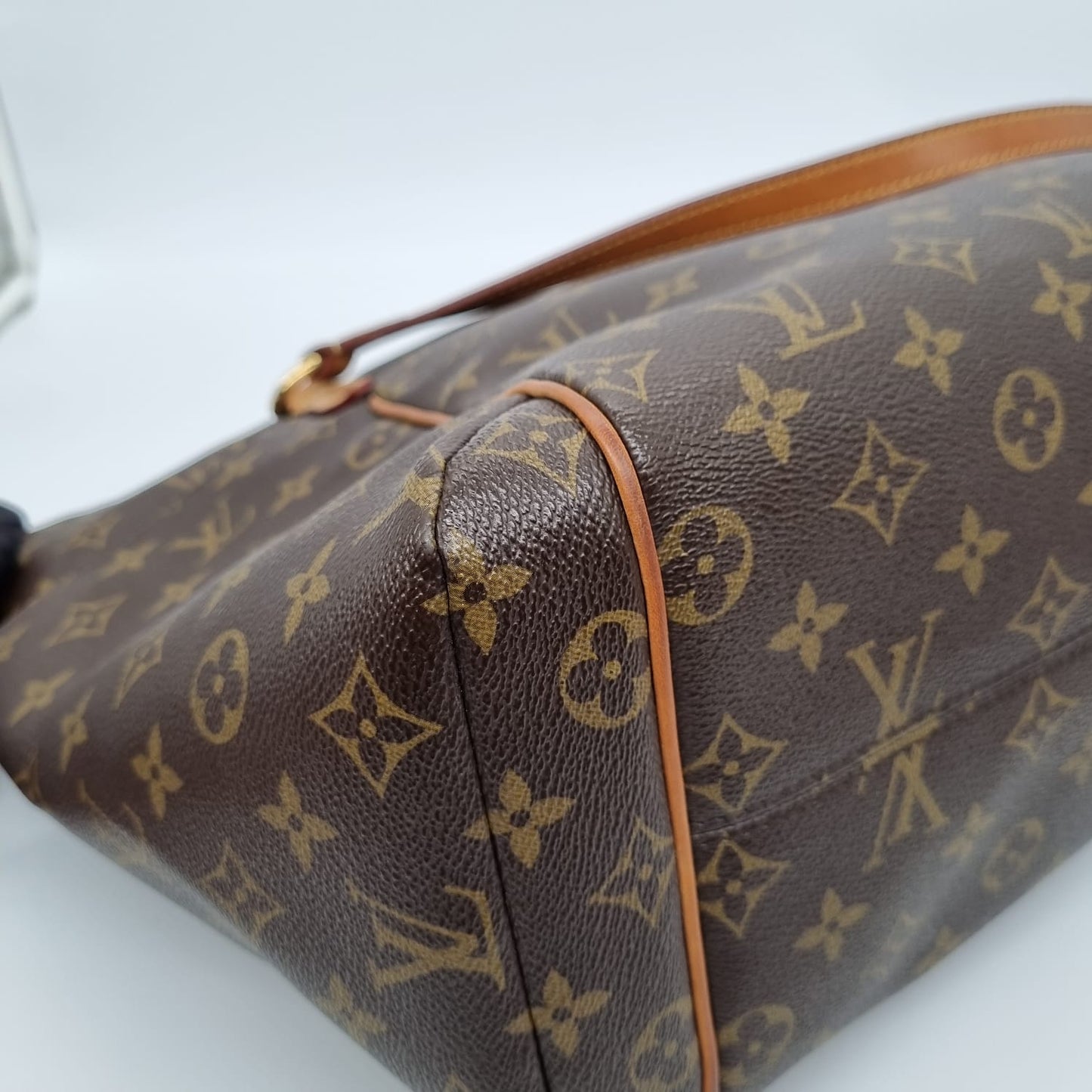 Louis Vuitton Totally Monogram MM 2010 Size 33x14x28