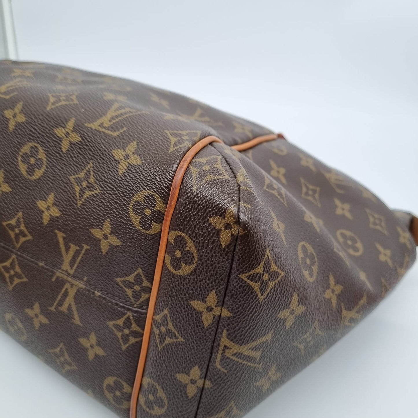 Louis Vuitton Totally Monogram MM 2010 Size 33x14x28