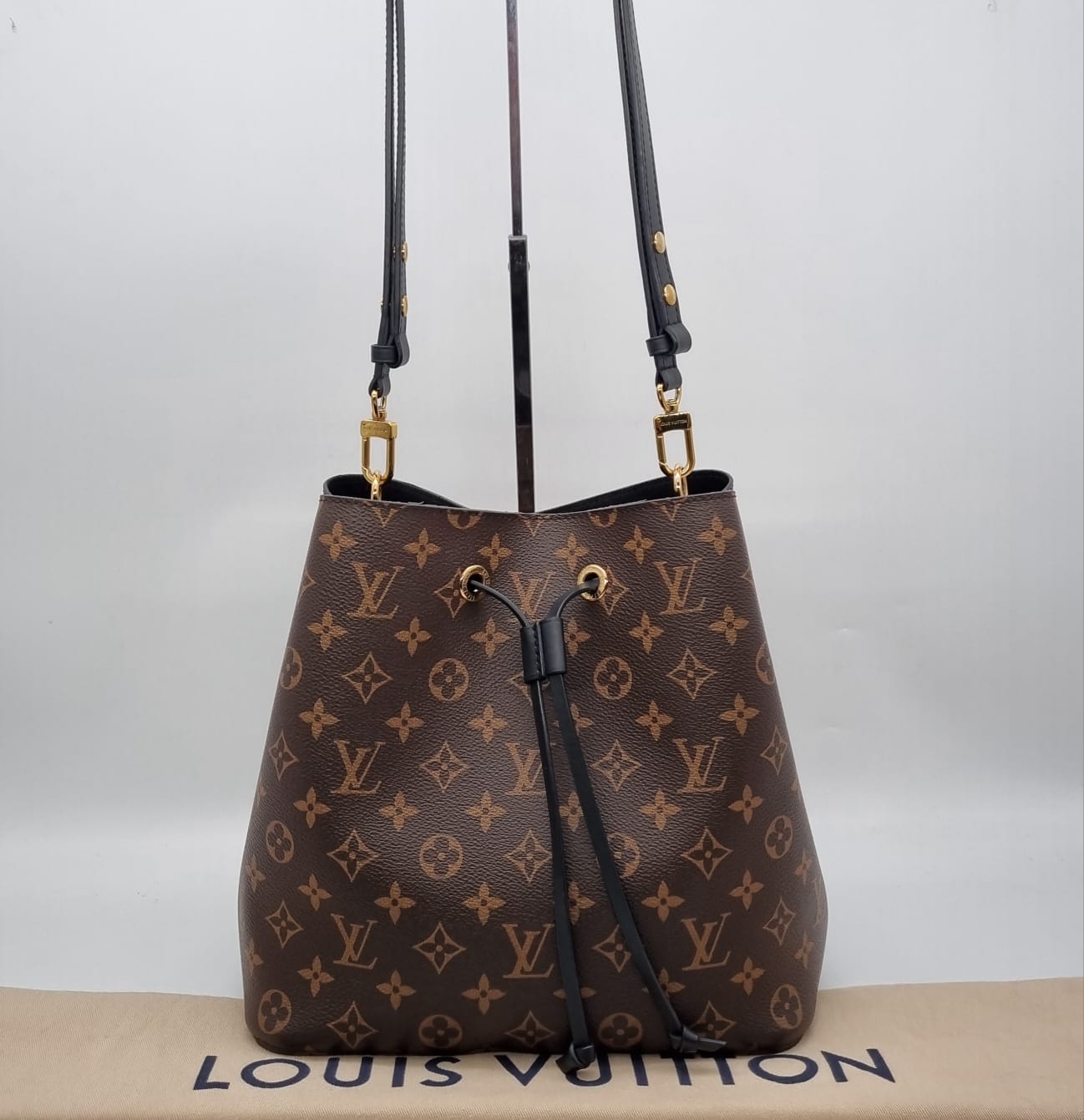 Louis Vuitton Neo Noe Monogram Black 2019 Size 26x17x25