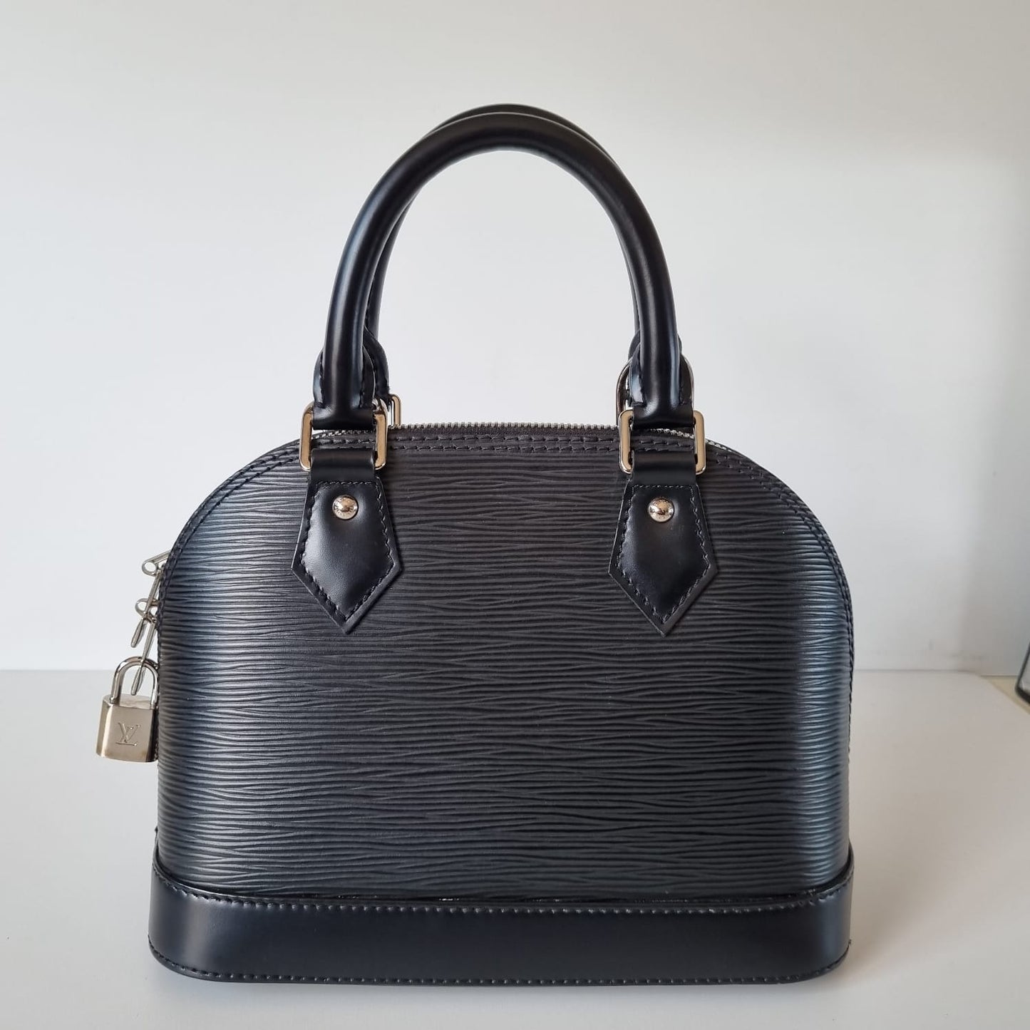 Louis Vuitton Alma BB Epi Noir 2019 Size 23x11x18