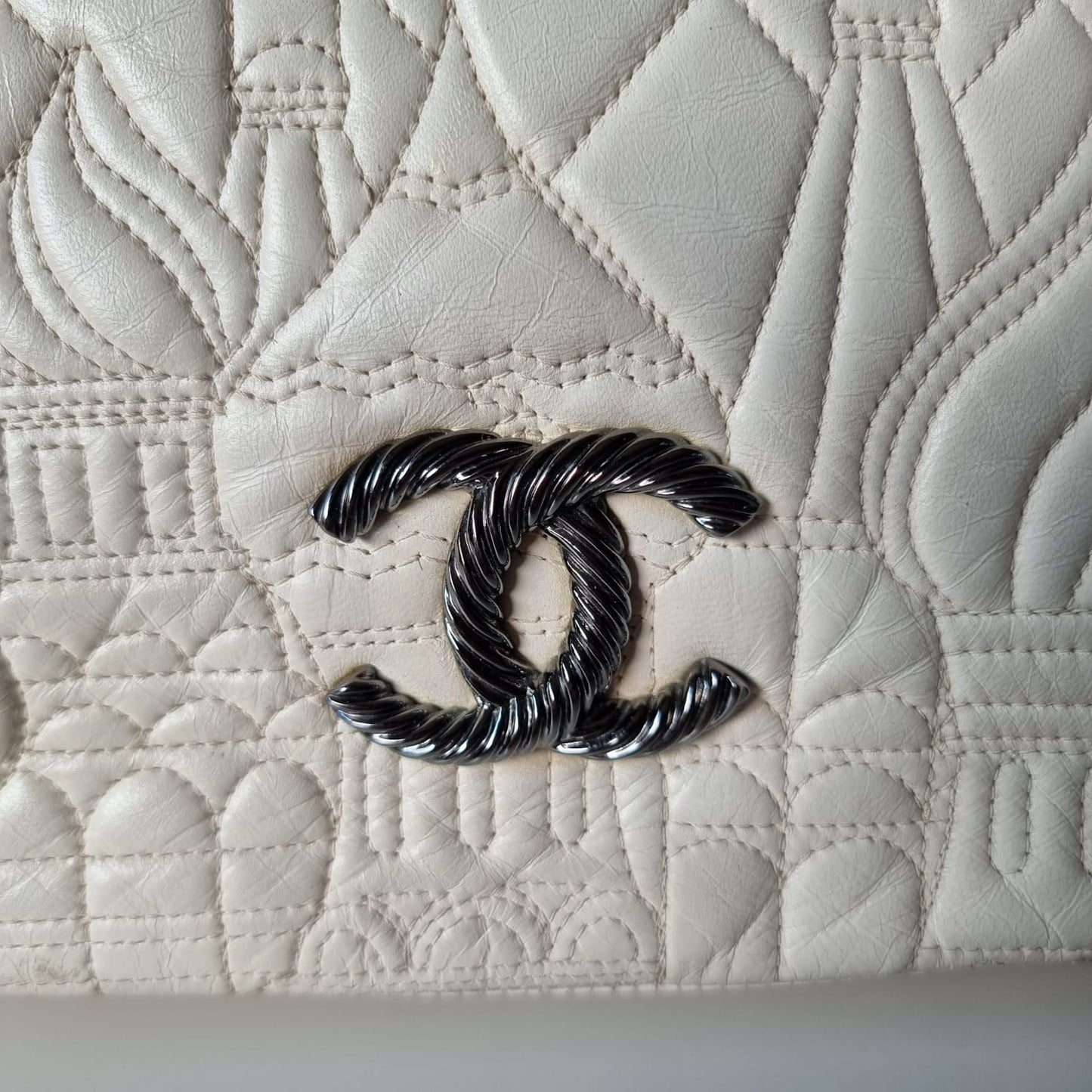 Chanel Paris Moscow Limited Edition Flap Bag Calfskin White RHW #12 Size 33x17x24