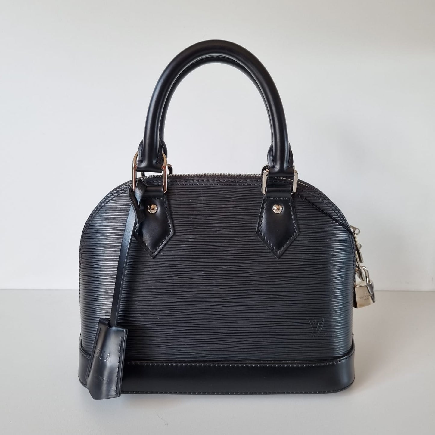 Louis Vuitton Alma BB Epi Noir 2019 Size 23x11x18