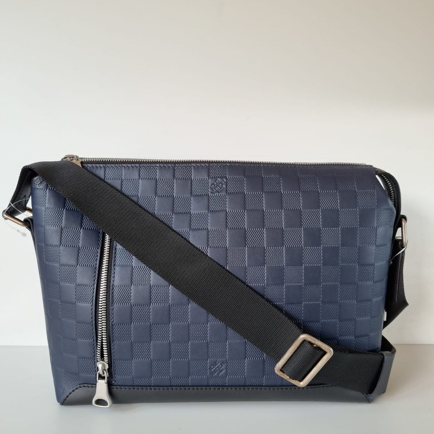 Louis Vuitton Discovery Apollo Messenger Bag Navy PM 2019 Size 30x9x24