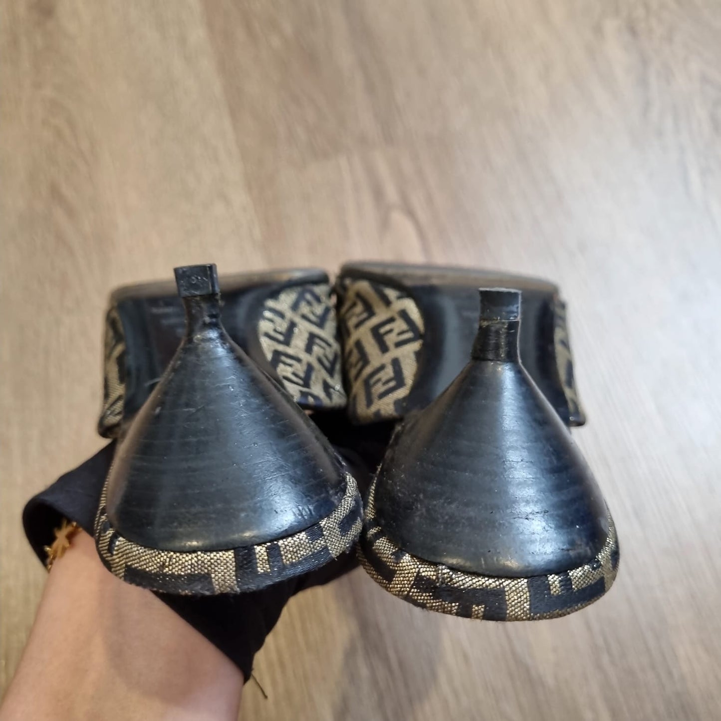 Fendi FF Vintage Kitten Heels Size 39,5/28cm (dari ujung)
