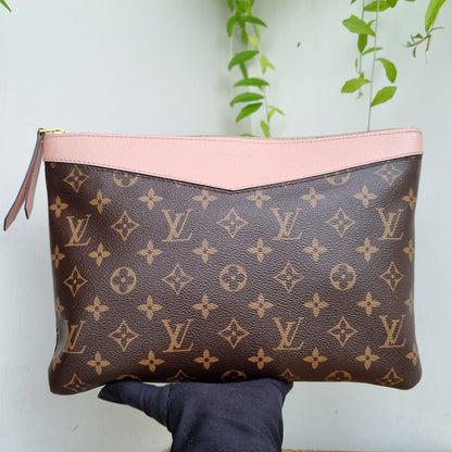 Louis Vuitton Daily Pouch Monogram 2022 Size 30x21