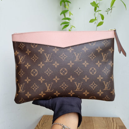 Louis Vuitton Daily Pouch Monogram 2022 Size 30x21