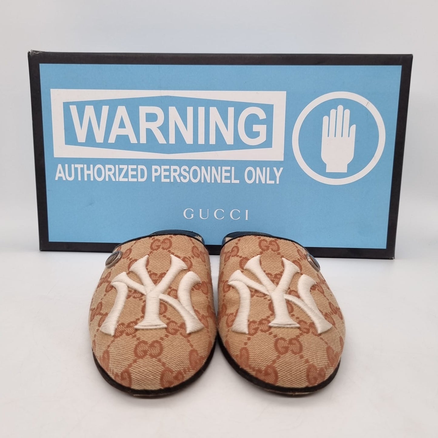 Gucci Logo Print NY Yankess Mules Beige Size 37,5/26
