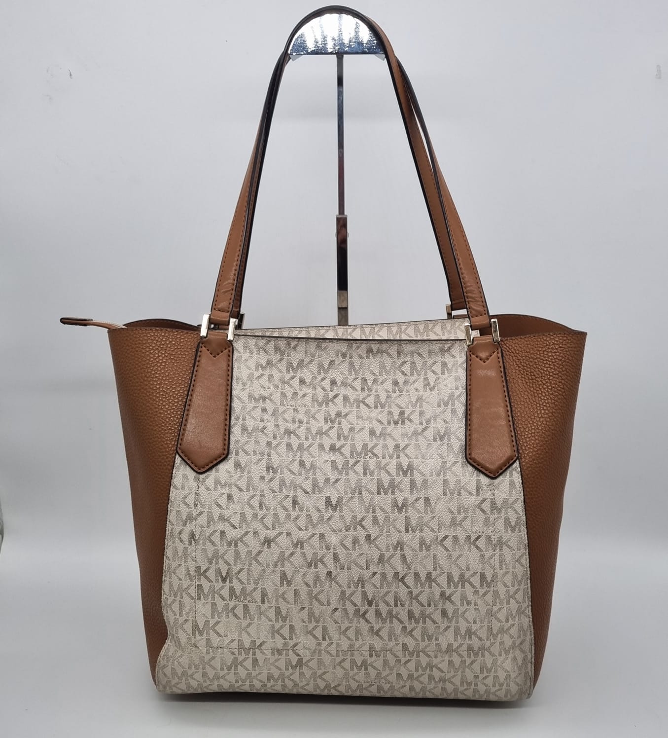 Michael Kors Kimberly Signature Shoulder Totebag Ivory Brown Size 28x16x28