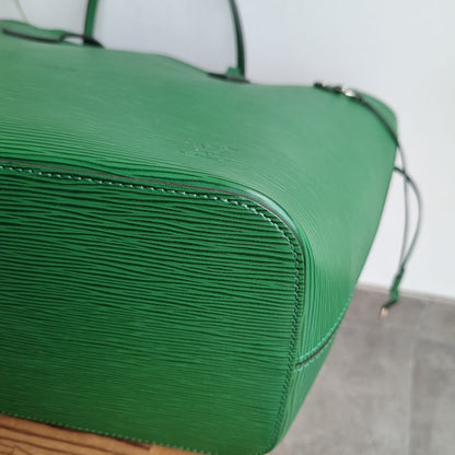 Louis Vuitton Neverfull MM Epi Menthe 2013 Size 33x17x30
