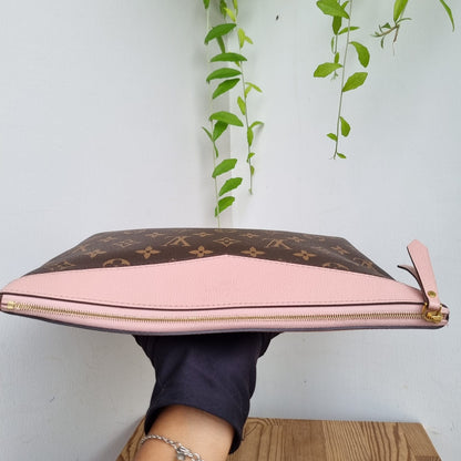 Louis Vuitton Daily Pouch Monogram 2022 Size 30x21